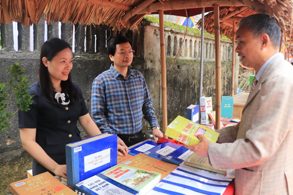 Lãnh đạo tỉnh Phú Thọ dâng hương tưởng niệm 695 năm ngày mất Danh nhân Đỗ Khắc Chung