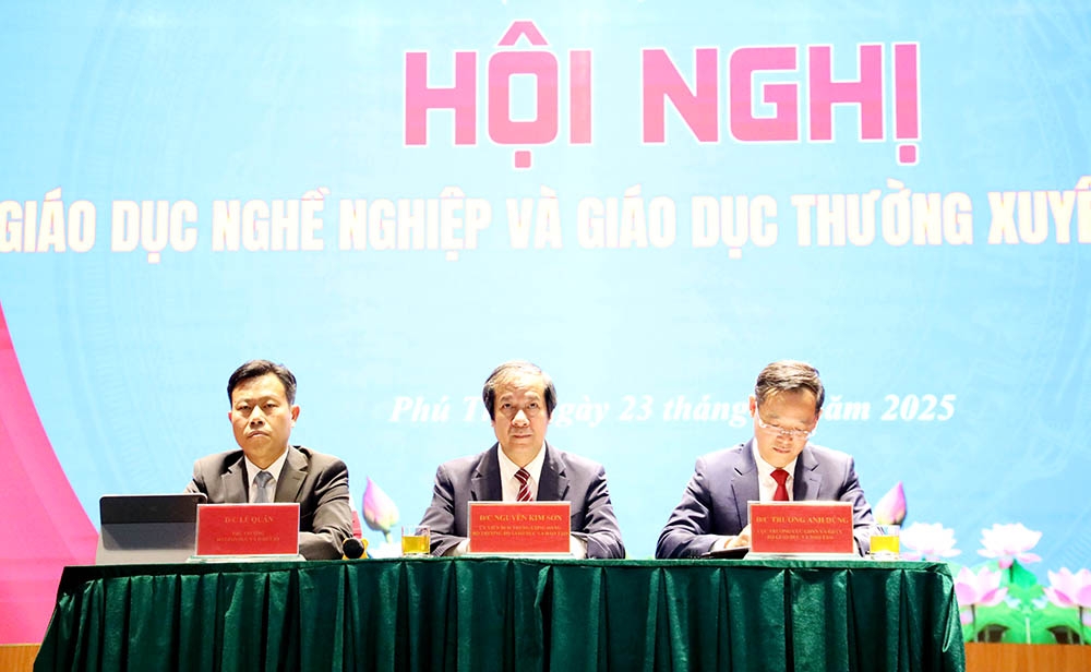 Bộ trưởng Bộ Giáo dục và Đào tạo Nguyễn Kim Sơn, Thứ trưởng Bộ Giáo dục và Đào tạo Lê Quân và Cục trưởng Cục Giáo dục nghề nghiệp và Giáo dục thường xuyên Trương Anh Dũng điều hành thảo luận