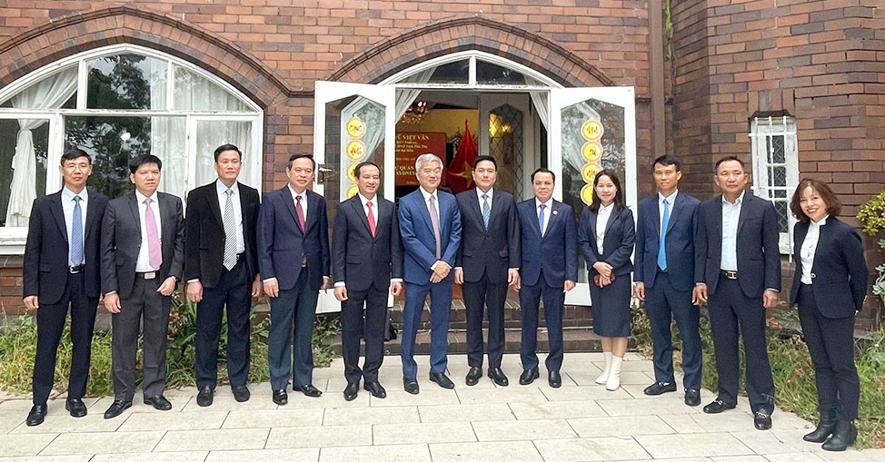 Đoàn công tác tỉnh Phú Thọ chụp ảnh lưu niệm cùng Tổng Lãnh sự Việt Nam tại Sydney và các cán bộ Tổng Lãnh sự quán