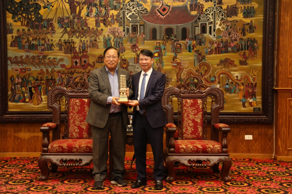 Phó Chủ tịch UBND tỉnh Nguyễn Khắc Hiếu tặng Tháp gốm men chùa Trò cho Giáo sư Hà Tôn Vinh