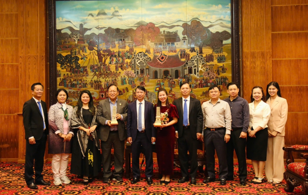 Phó Chủ tịch UBND tỉnh Nguyễn Khắc Hiếu chụp ảnh lưu niệm cùng Đoàn công tác