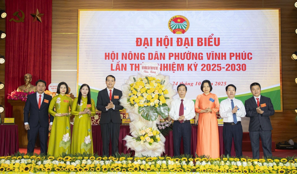 Lãnh đạo Hội Nông dân tỉnh Phú Thọ tặng hoa chúc mừng Đại hội.