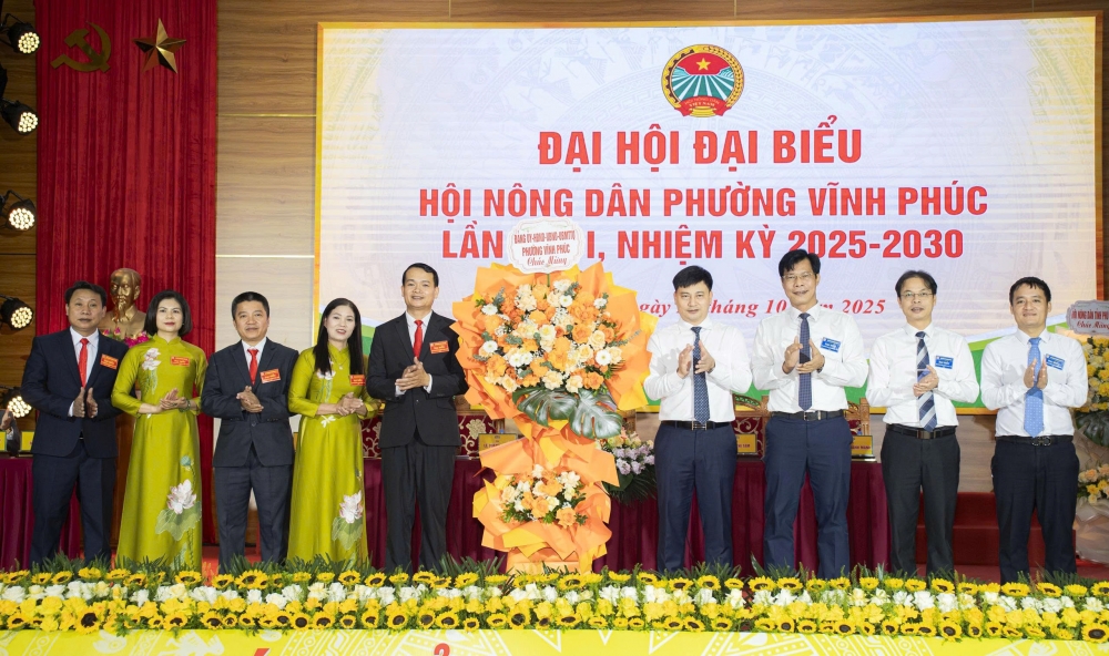Lãnh đạo phường Vĩnh Phúc tặng hoa chúc mừng Đại hội.