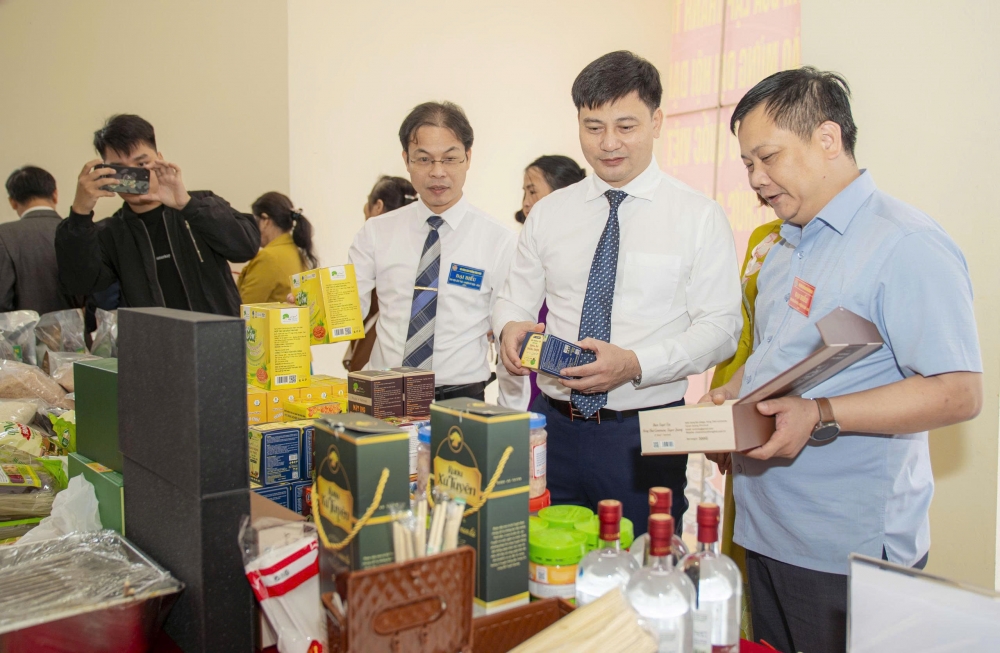 Các đại biểu tham quan gian trưng bày sản phẩm nông nghiệp tiêu biểu tại Đại hội.