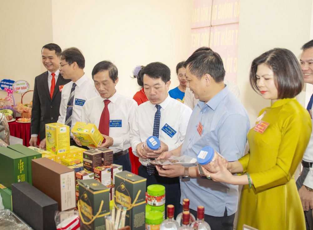 Đại biểu tham quan gian trưng bày sản phẩm của Công ty TNHH Du lịch và Thương mại Tâm Hương.