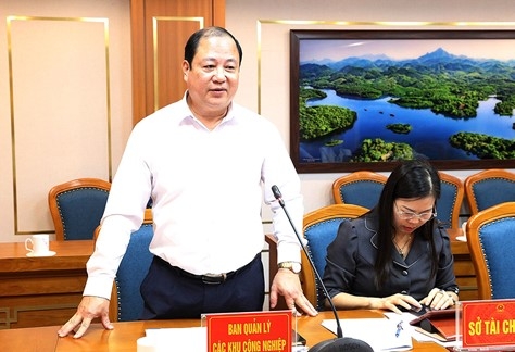 Trưởng Ban Quản các khu công nghiệp tỉnh Hoàng Long Biên báo cáo tại hội nghị