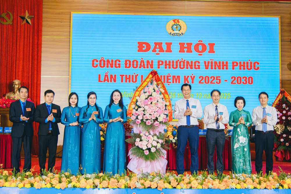 Lãnh đạo phường Vĩnh Phúc tặng hoa chúc mừng Đại hội.