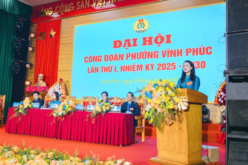  Đồng chí Phùng Thị Hà, Chủ tịch Công đoàn phường Vĩnh Phúc phát biểu.