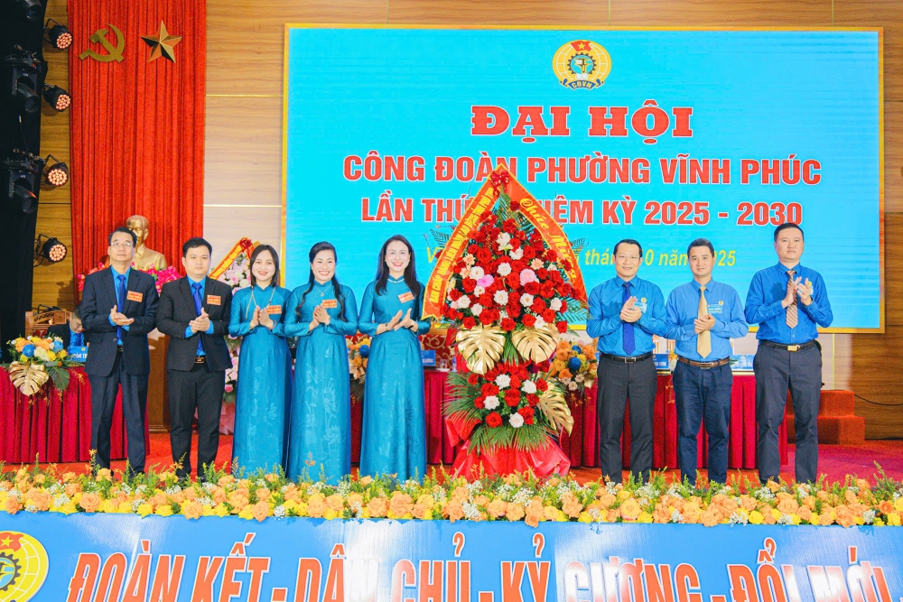 Lãnh đạo LĐLĐ tỉnh Phú Thọ tặng hoa chúc mừng Đại hội.