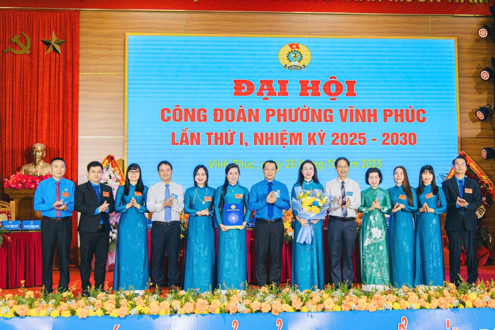 Lãnh đạo phường Vĩnh Phúc tặng hoa chúc mừng Đại hội.