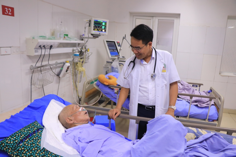 Thầy thuốc Ưu tú, BSCK II Nguyễn Văn Hưng – Giám đốc Bệnh viện đa khoa Khu vực Phúc Yên thăm và động viên bệnh nhân