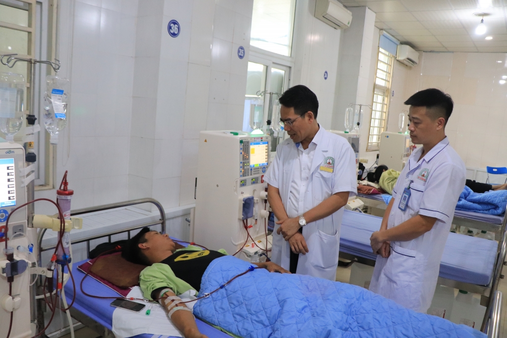 Thầy thuốc Ưu tú Nguyễn Văn Hưng luôn đặt sự hài lòng của người bệnh làm trung tâm.