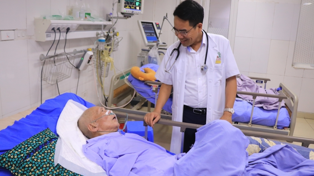 Người "thuyền trưởng" tận tâm vì sự nghiệp chăm sóc sức khỏe Nhân dân