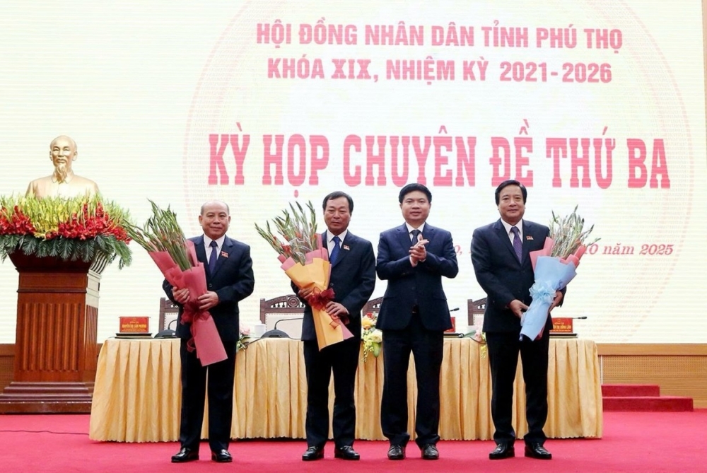 Bí thư Tỉnh ủy Trương Quốc Huy tặng hoa chúc mừng các đồng chí: Bùi Đức Hinh - Phó Bí thư Tỉnh ủy, Chủ tịch HĐND tỉnh, Chủ tịch Ủy ban MTTQ Việt Nam tỉnh, Bùi Văn Quang - Phó Bí thư Thường trực Tỉnh ủy, Nguyễn Mạnh Sơn - Phó Bí thư Tỉnh ủy