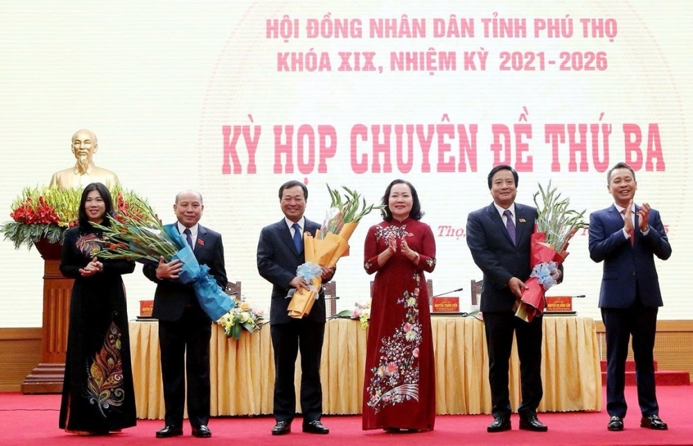 Thường trực HĐND tỉnh tặng hoa chúc mừng các đồng chí: Bùi Đức Hinh - Phó Bí thư Tỉnh ủy, Chủ tịch HĐND tỉnh, Chủ tịch Ủy ban MTTQ Việt Nam tỉnh, Bùi Văn Quang - Phó Bí thư Thường trực Tỉnh ủy, Nguyễn Mạnh Sơn - Phó Bí thư Tỉnh ủy