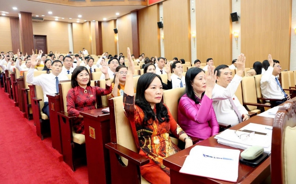  Các đại biểu HĐND tỉnh biểu quyết thông qua Nghị quyết xác nhận kết quả bầu Chủ tịch HĐND tỉnh Phú Thọ khóa XIX, nhiệm kỳ 2021 - 2026