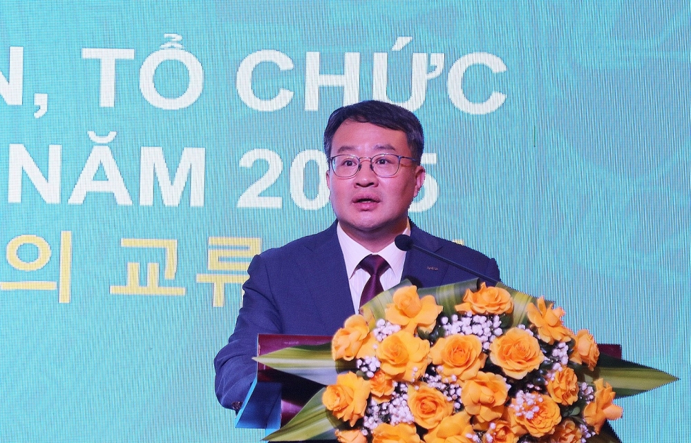 Đại diện các cơ quan, tổ chức và doanh nghiệp Hàn Quốc phát biểu thảo luận tại hội nghị