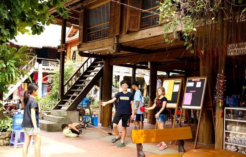 Khu du lịch bản Lác Mai Châu thu hút đông đảo khách du lịch đến tham quan, mua sắm các sản phẩm lưu niệm độc đáo của địa phương