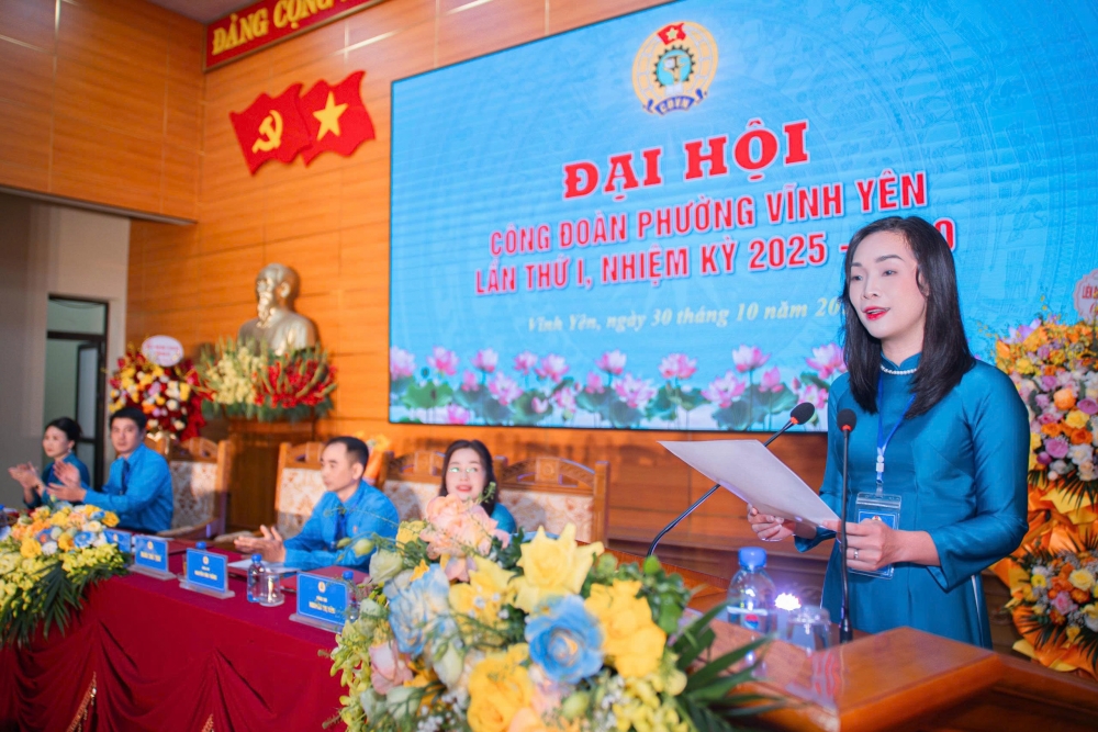 Đồng chí Trần Thị Xuân, Chủ tịch Công đoàn phường Vĩnh Yên phát biểu. Đồng chí Trần Thị Xuân, Chủ tịch Công đoàn phường Vĩnh Yên phát biểu.