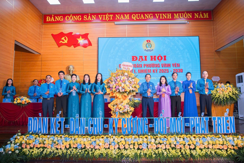 Lãnh đạo Liên đoàn Lao động tỉnh Phú Thọ tặng hoa chúc mừng Đại hội. Lãnh đạo Liên đoàn Lao động tỉnh Phú Thọ tặng hoa chúc mừng Đại hội.