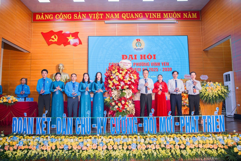 Lãnh đạo phường Vĩnh Yên tặng hoa chúc mừng Đại hội. Lãnh đạo phường Vĩnh Yên tặng hoa chúc mừng Đại hội.