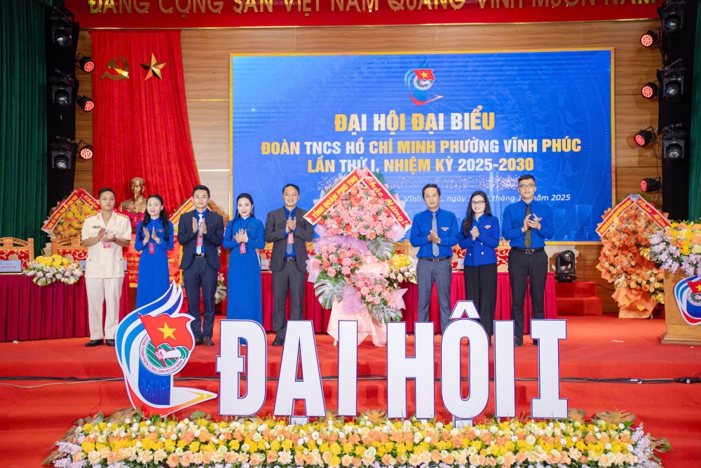 Đồng chí Bùi Đức Giang, Ủy viên Ban Chấp hành Trung ương Đoàn, Phó Chủ tịch Ủy ban MTTQ Việt Nam, Bí thư Tỉnh Đoàn Phú Thọ tặng hoa chúc mừng Đại hội.