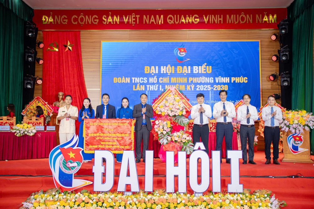 Đồng chí Nguyễn Trung Hải, Bí thư phường Vĩnh Yên và các đại biểu chúc mừng Đại hội.
