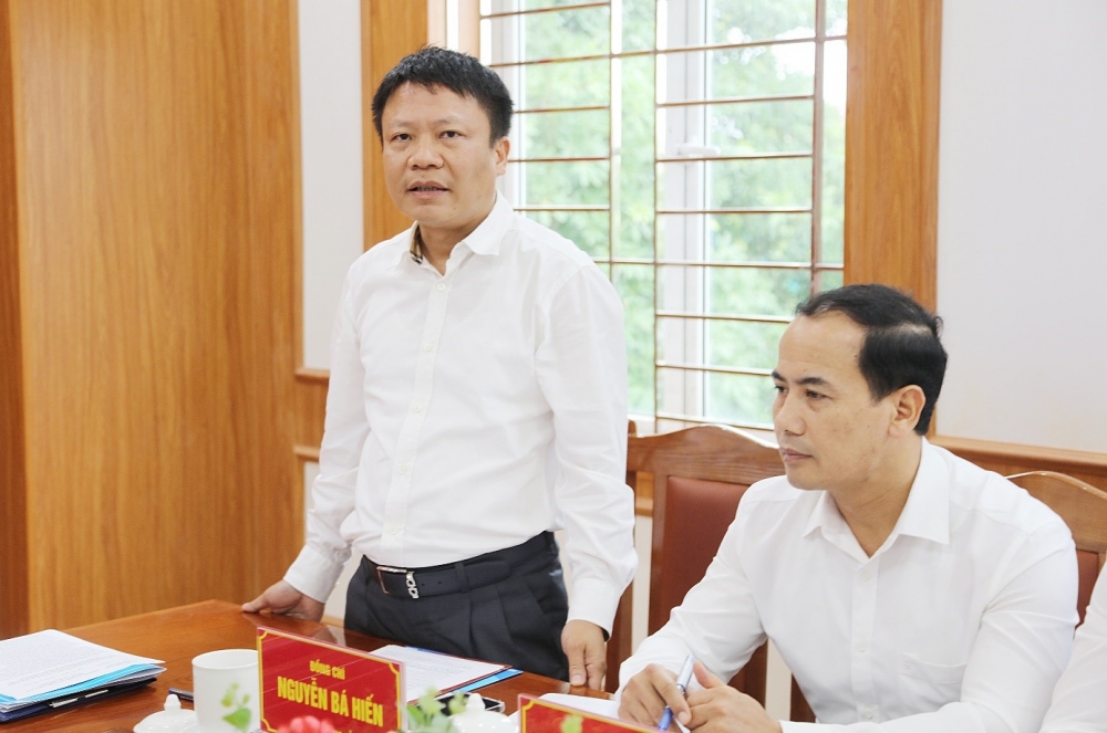 Bí thư Đảng ủy xã Sơn Đông Nguyễn Bá Hiến báo cáo tại buổi làm việc