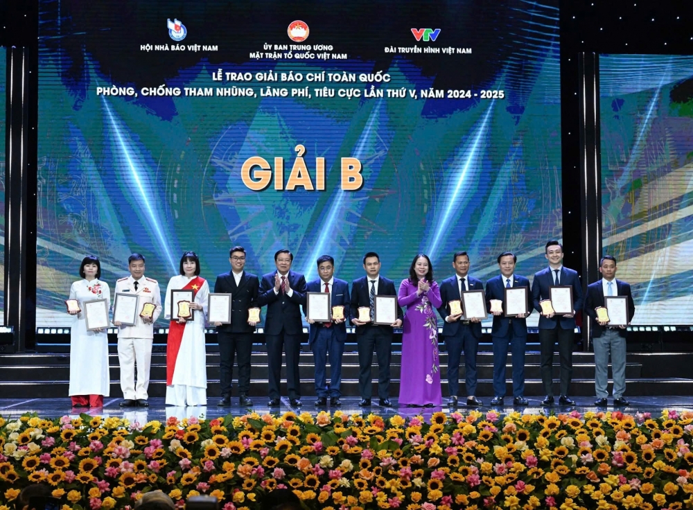 Đồng chí Phan Đình Trạc, Ủy viên Bộ Chính trị, Bí thư Trung ương Đảng, Trưởng ban Nội chính Trung ương và đồng chí Võ Thị Ánh Xuân, Ủy viên Trung ương Đảng, Phó Chủ tịch nước trao giải B cho tác giả và nhóm tác giả.