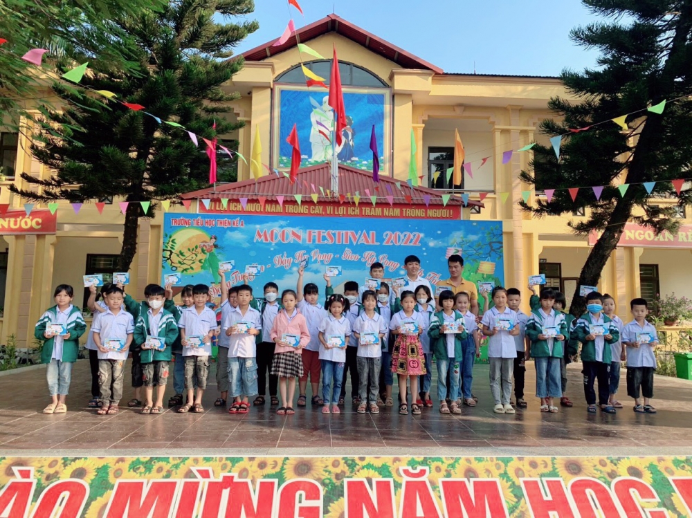 Phát thưởng các em chương trình Moon Festival 2022