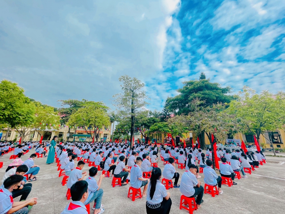 Toàn cảnh chào cờ đầu tuần các em học sinh trường TH Thiện Kế A