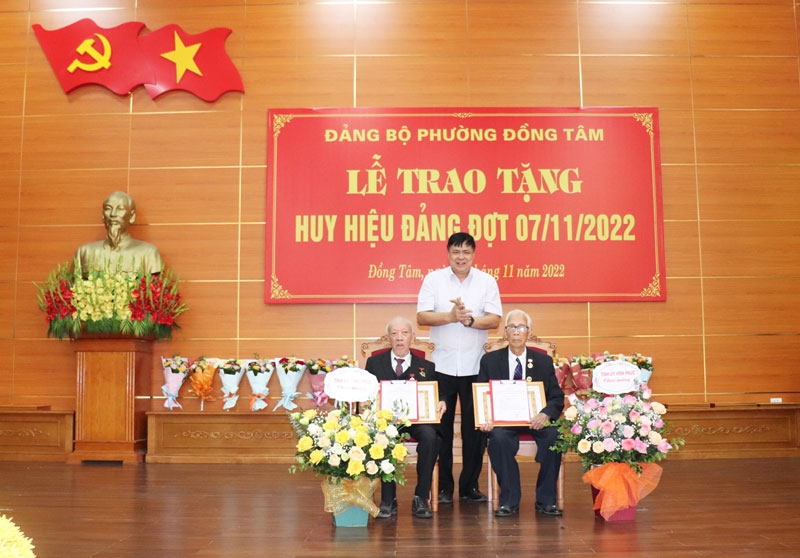 Đ.c Bí thư thành ủy Nguyễn Ngọc Bình trao tặng Huy hiệu Đảng