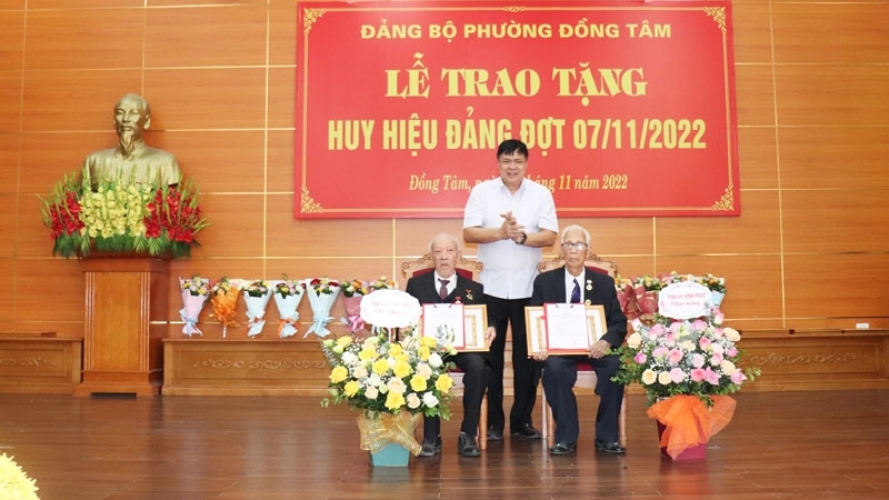 Vĩnh Yên (Vĩnh Phúc): Trao tặng huy hiệu Đảng cho 16 đảng viên