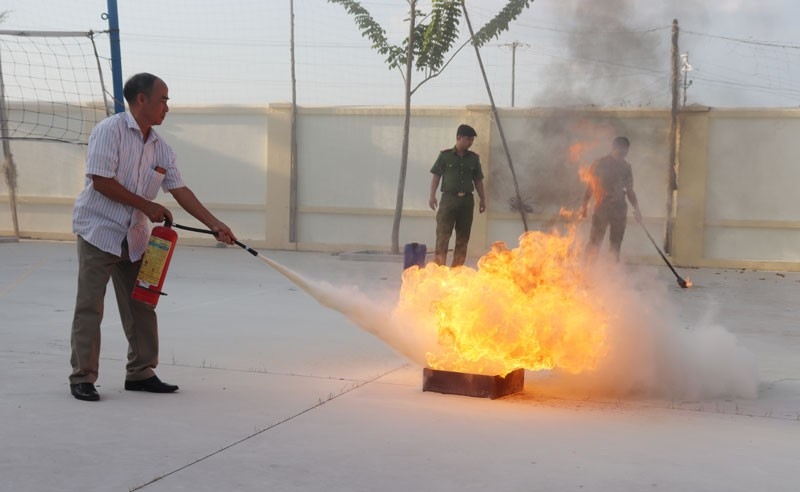 Thực hành kỹ năng sử dụng bình chữa cháy để dập tắt đám cháy giải định