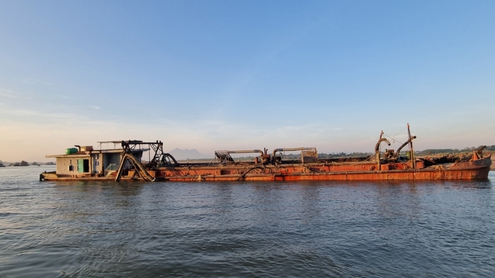 Hà Nội: Bắt giữ 4 tàu khai thác cát trái phép khu vực giáp ranh trên sông Hồng