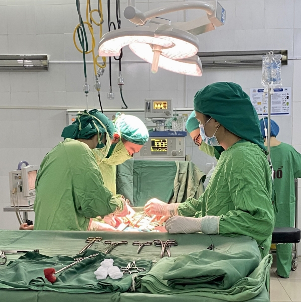 Các bác sĩ Khoa Phụ sản, Bệnh viện Đa khoa khu vực Phúc Yên phẫu thuật thành công khối u sơ tử cung nặng 1,5 kg cho bệnh nhân.