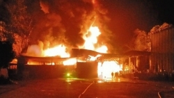 Lạng Sơn: Cháy lớn tại nhà máy nhựa thông ở huyện Lộc Bình