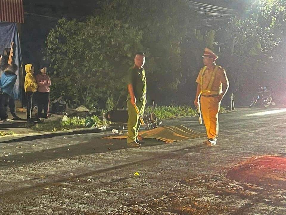 Lực lượng chức năng tại hiện trường vụ tai nạn