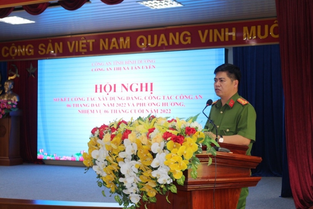 Đại tá Ngô Xuân Phú, Phó Giám đốc Công an tỉnh Bình Dương phát biểu chỉ đạo tại Hội nghị sơ kết công tác Xây dựng Đảng, công tác Công an Thị xã Tân Uyên 6 tháng đầu năm 2022