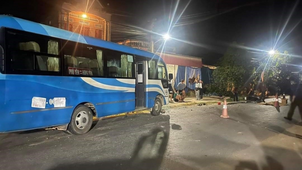 Phú Thọ: Va chạm xe máy với xe khách trong đêm, 1 người chết, 1 người bị thương nặng