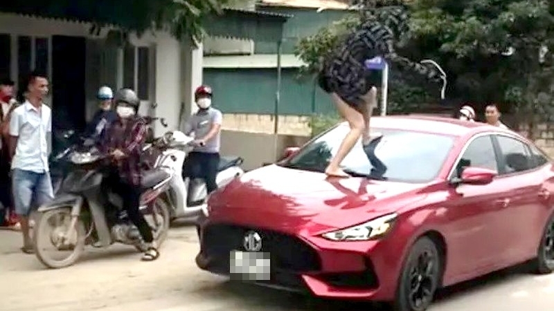 Thanh Hoá: Khởi tố người phụ nữ nhảy lên xe ô tô đánh ghen, cắn đứt tai tình địch