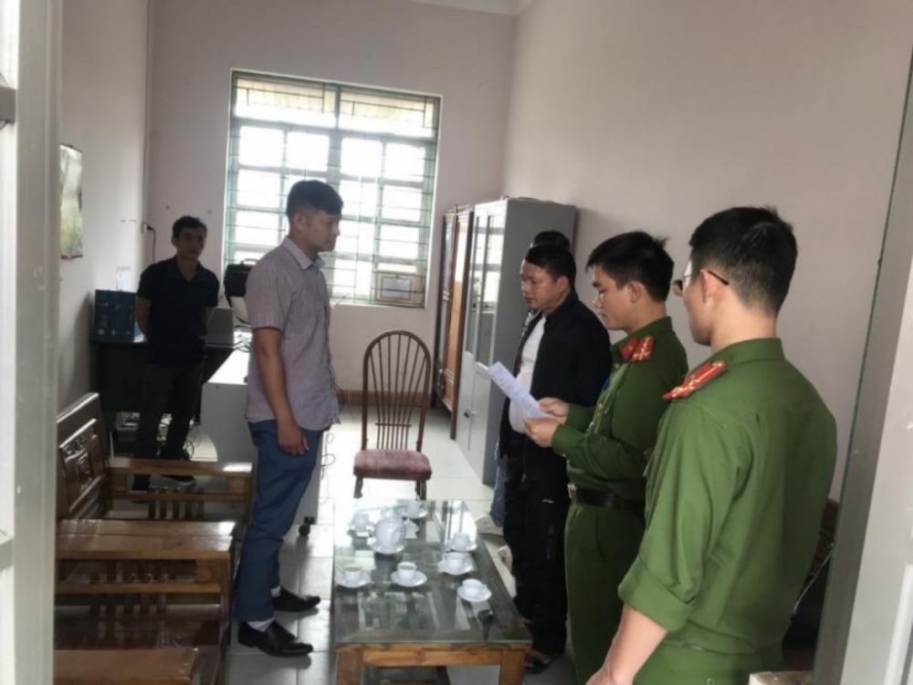 Lực lượng chức năng thực hiện lệnh khám xét nơi làm việc của Nông Văn Hoành (Nguồn: Công an tỉnh Cao Bằng)