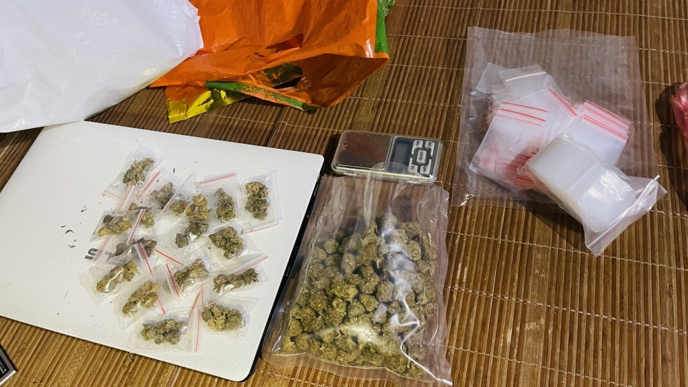 Lào Cai: Bắt đối tượng chuyên mua cần sa chia nhỏ để bán cho thanh niên