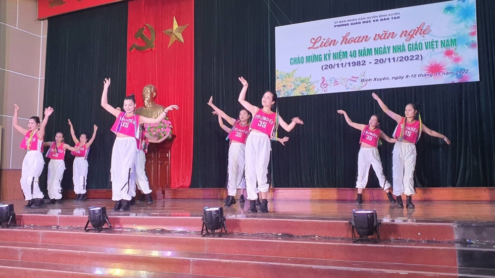 Bình Xuyên (Vĩnh Phúc): Liên hoan văn nghệ chào mừng kỷ niệm 40 năm ngày Nhà giáo Việt Nam