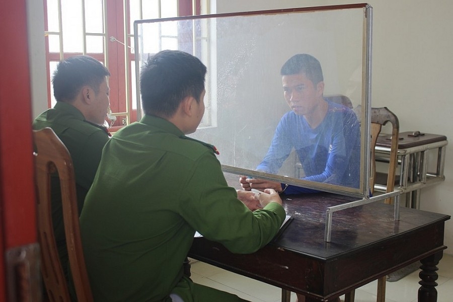 Công an huyện Yên Thành làm việc với đối tượng Lê Xuân Thế (Nguồn: Công an tỉnh Nghệ An)