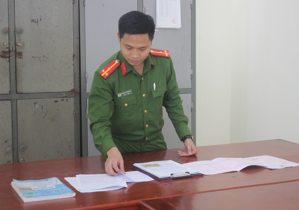 Cán bộ Công an huyện Yên Thành kiểm tra giấy tờ giả là tang vật vụ án (Nguồn: Công an tỉnh Nghệ An)