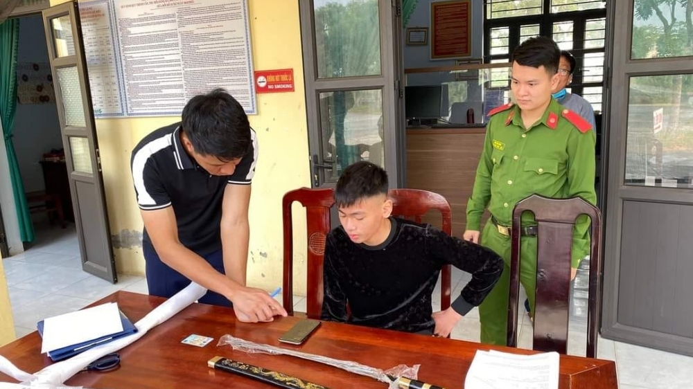 Vĩnh Phúc: Xử lý đối tượng mua, tàng trữ vũ khí thô sơ qua mạng xã hội