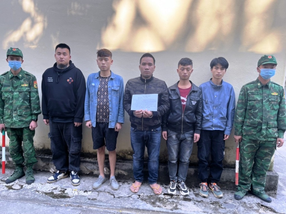Đối tượng Vũ Việt Duy (giữa) và 4 công dân Trung Quốc bị tạm giữ