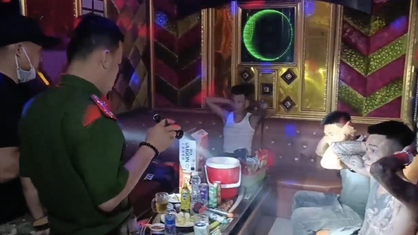 Nghệ An: Phát hiện 4 đối tượng sử dụng ma túy trong quán karaoke