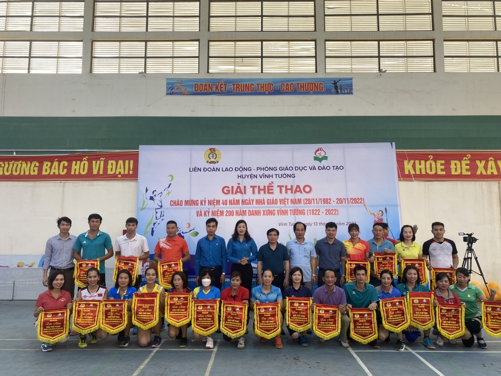 Đồng chí Lê Chí Thái phó chủ tịch UBND huyện trao cờ cho các đơn vị tham gia giải đấu